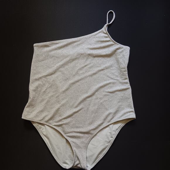Good American Other - Good American 90s Hot Shoulder Size 6 (3XL) Silver One-shoulder 1 PC‎ Swimsuit